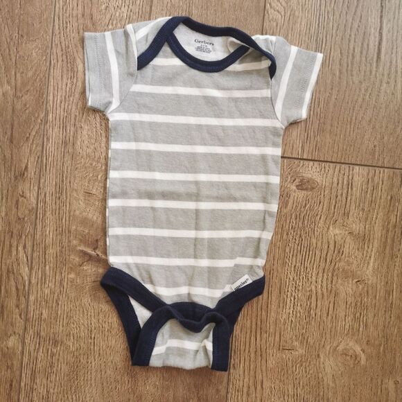 3/$15 Gerber Neutral 0-3 m onesie - Picture 1 of 2